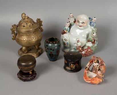Lot of Asian objects: boxes, smiling Buddha,...