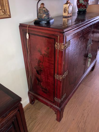 China, 20th century

Lacquered wood sideboard...