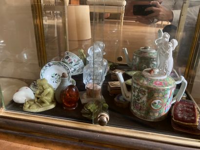 Set of various trinkets, hard stone statuette,...