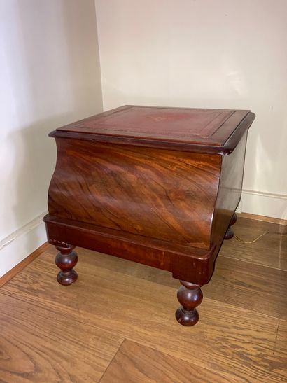 Mahogany veneered vanity

19th century
