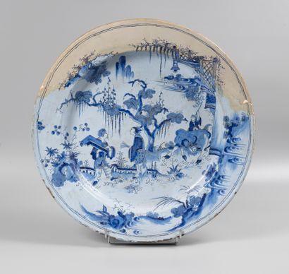 NEVERS.

A large dish with asian decoration.

19th...