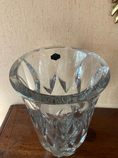 SAINT LOUIS

Cut crystal vase

H : 34 cm...