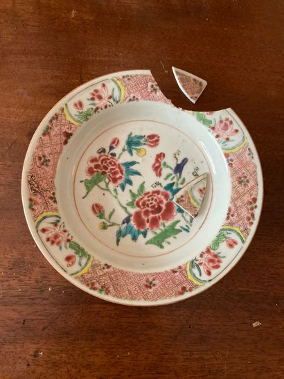 CHINA

Set of two poly-lobed bowls and an...