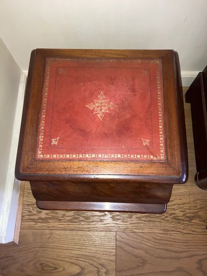 Mahogany veneered vanity

19th century