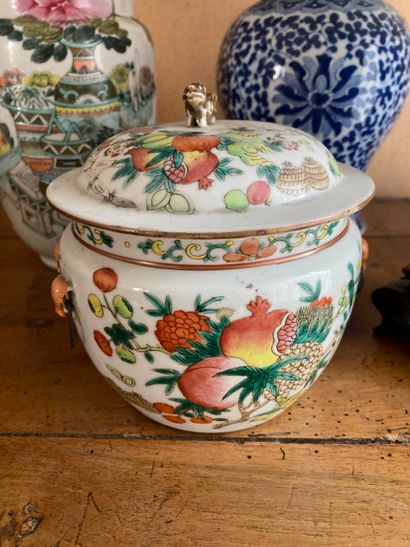 CHINA, 20th century

Set of four enameled...