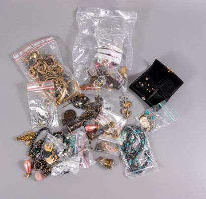 Lot of costume jewellery