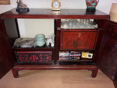 China, 20th century

Lacquered wood sideboard...