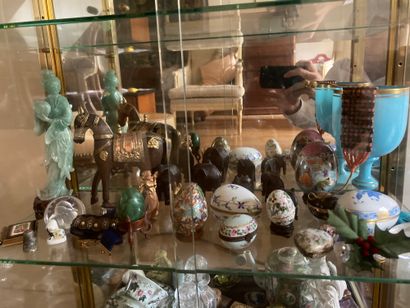 Set of various trinkets, hard stone statuette,...