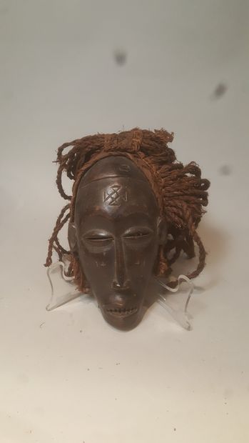 CONGO.

Pende mask.

Wood and raffia.

It...