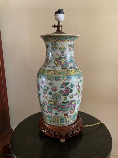 CHINA, circa 1900

Enameled porcelain lamp...