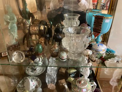 Set of various trinkets, hard stone statuette,...
