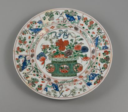 CHINA, 18th century

Large porcelain plate...