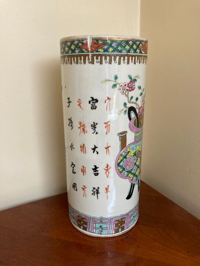 CHINA, circa 1900

Enameled porcelain scroll...