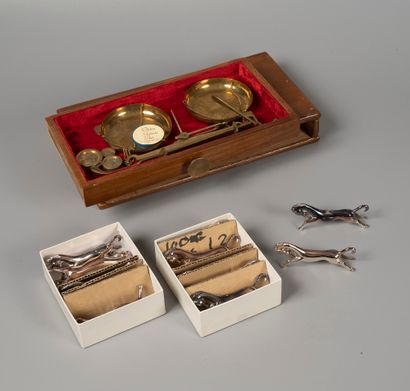 20927

Trebuchet scale in its box

12 silver...