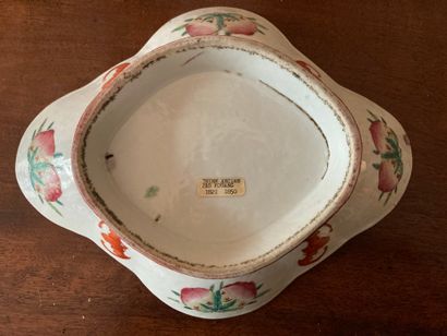CHINA

Set of two poly-lobed bowls and an...