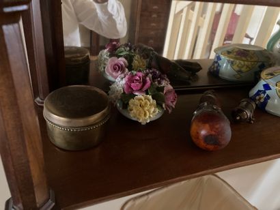 Set including display cases, porcelain powder...