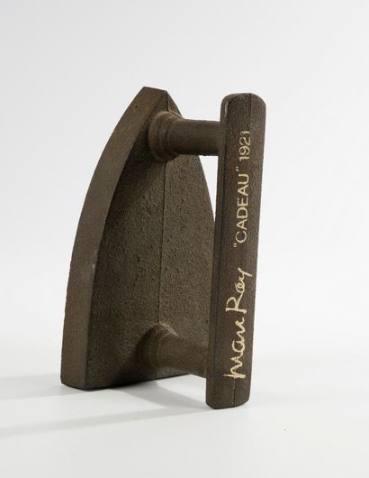 MAN RAY (1890-1976)
Cadeau, 1921-1974

Edition...