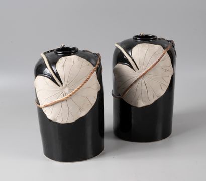 JAPON

Paire de vases en porcelaine émaillée...
