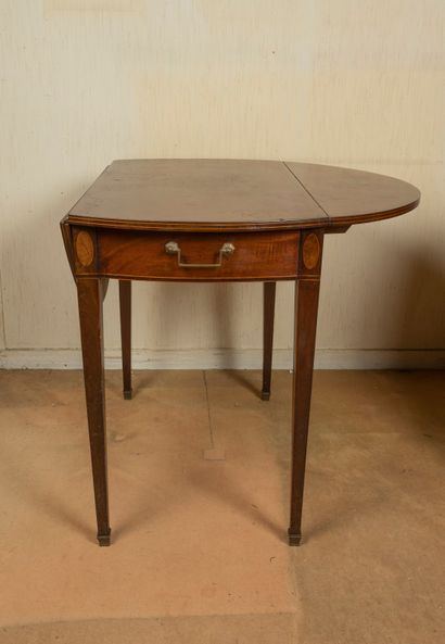 Mahogany dining room table, sheath legs

H...