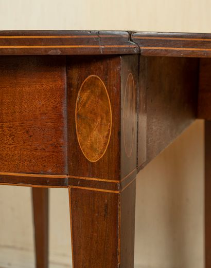 Mahogany dining room table, sheath legs

H...