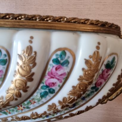 Cup mounted on a pedestal, metal and por...