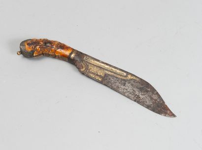 Dagger with a damascene blade and a handle

is...