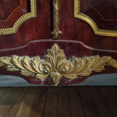Wooden veneer showcase

Transition style