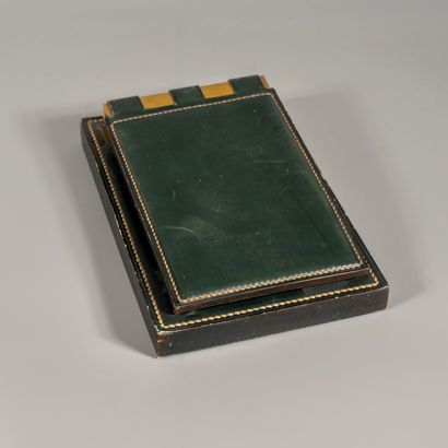 HERMES

porte calepin en cuir piqué sellier

vert

signe

1960

L:...