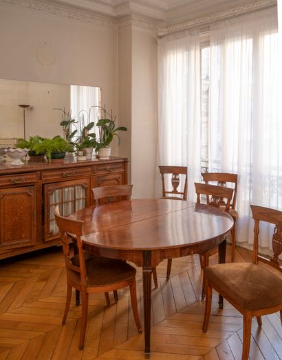Mahogany veneered oval dining room table.

Louis...