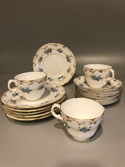 
Service à thé en porcelaine fleurs et rehauts...