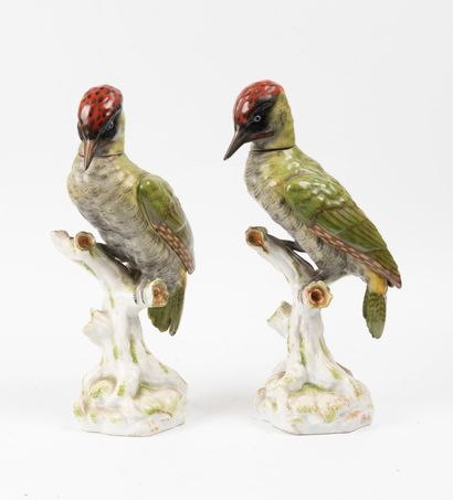 Deux pics-verts en porcelaine émaillée

H...