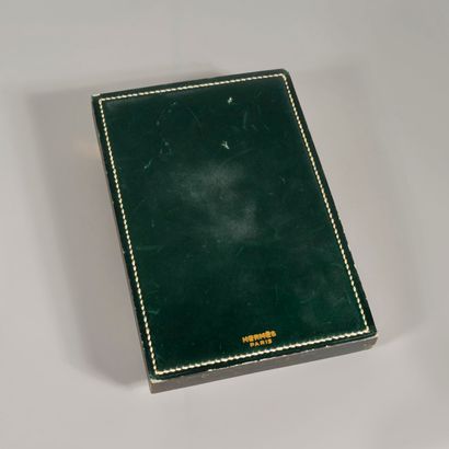 HERMES

porte calepin en cuir piqué sellier

vert

signe

1960

L:...