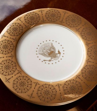 6 porcelain plates decorated with the emblem...
