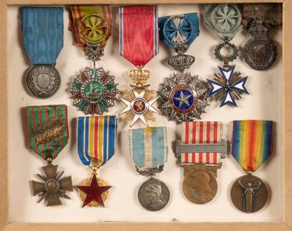 Cadre de médailles et décorations milita...