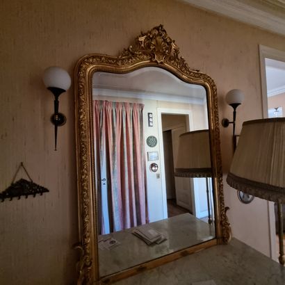 Trumeau with gilded wood pediment. Louis...