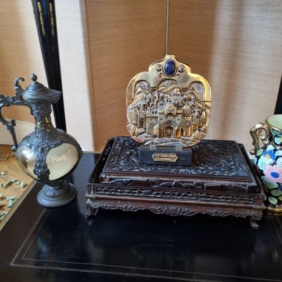 Handle of trinkets