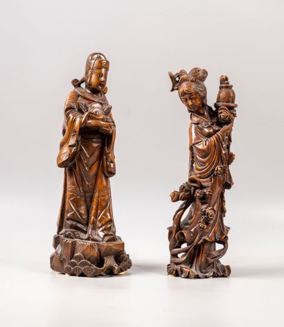 Chine, Xxe siècle

Deux statuettes en bois

H...