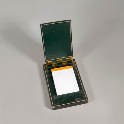 HERMES

porte calepin en cuir piqué sellier

vert

signe

1960

L:...