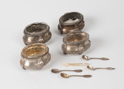 Ensemble de 4 salières en argent, à décor...