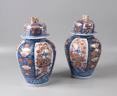 Paire de pots couverts en porcelaine Imari...