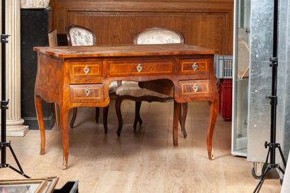 Flat desk with coffers in wood veneer opening...
