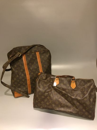 Lot de deux sacs en maroquinerie Vuitton

(en...