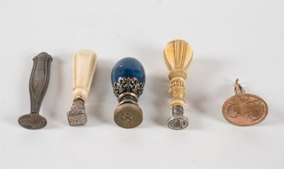 Lot de cachets anciens en os, argent fourré,...