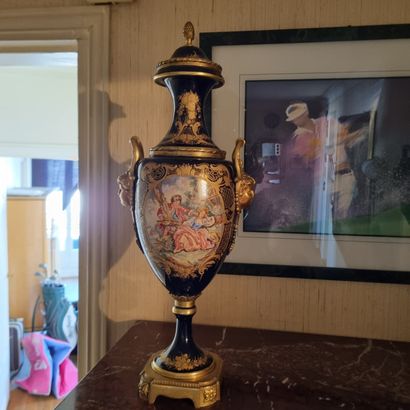 Pair of porcelain vases

Mounted gilded ...