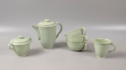 Service en porcelaine dans les tons celadon.

Travail...