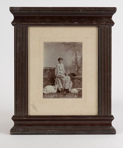 Femme aux cygnes,
Tirage photographique vers...