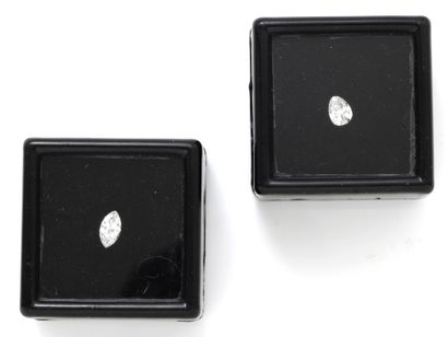 Lot de 2 diamants taille poire et navette...