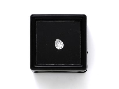 Diamant taille poire sur papier.
Poids du...