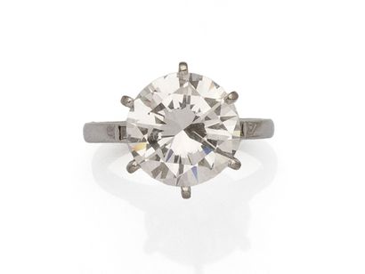 Bague solitaire en or gris 750 millièmes...