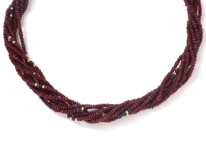 Collier composé de 8 rangs de perles de rubis,...